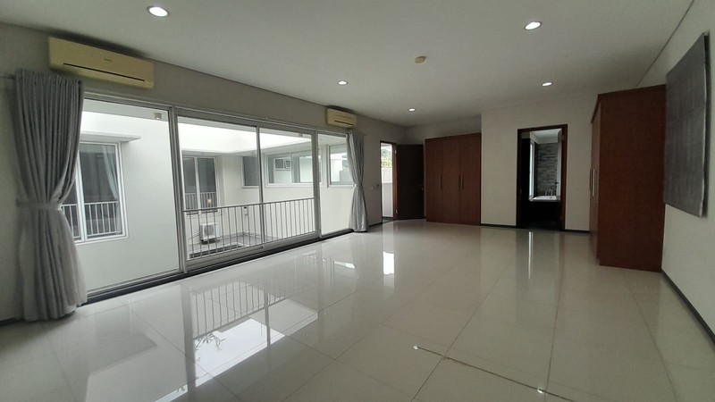 Sewa Rumah Mewah Dukuh Patra 400m² - Kolam Renang Pribadi, Dekat Kuningan, Ideal untuk Ekspatriat & Diplomat