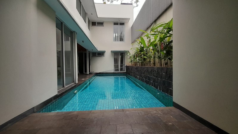 Sewa Rumah Mewah Dukuh Patra 400m² - Kolam Renang Pribadi, Dekat Kuningan, Ideal untuk Ekspatriat & Diplomat