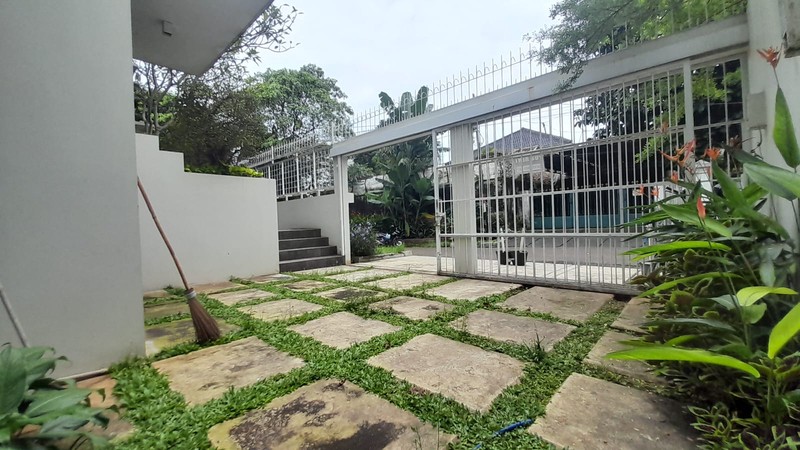 Sewa Rumah Mewah Dukuh Patra 400m² - Kolam Renang Pribadi, Dekat Kuningan, Ideal untuk Ekspatriat & Diplomat