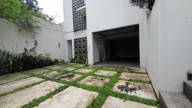 Sewa Rumah Mewah Dukuh Patra 400m² - Kolam Renang Pribadi, Dekat Kuningan, Ideal untuk Ekspatriat & Diplomat