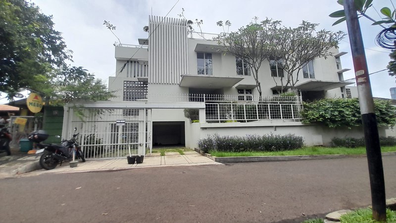 Sewa Rumah Mewah Dukuh Patra 400m² - Kolam Renang Pribadi, Dekat Kuningan, Ideal untuk Ekspatriat & Diplomat