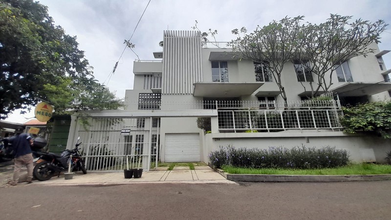 Sewa Rumah Mewah Dukuh Patra 400m² - Kolam Renang Pribadi, Dekat Kuningan, Ideal untuk Ekspatriat & Diplomat