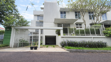 Sewa Rumah Mewah Dukuh Patra 400m² - Kolam Renang Pribadi, Dekat Kuningan, Ideal untuk Ekspatriat & Diplomat