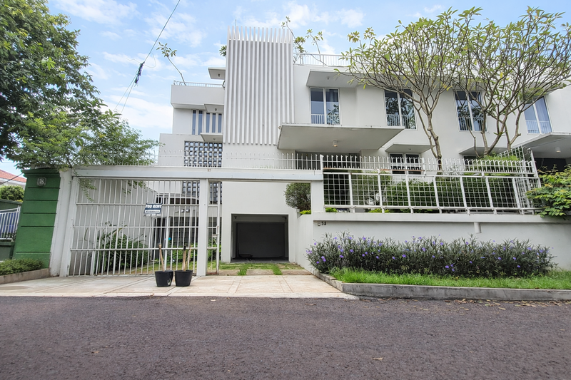 Sewa Rumah Mewah Dukuh Patra 400m² - Kolam Renang Pribadi, Dekat Kuningan, Ideal untuk Ekspatriat & Diplomat