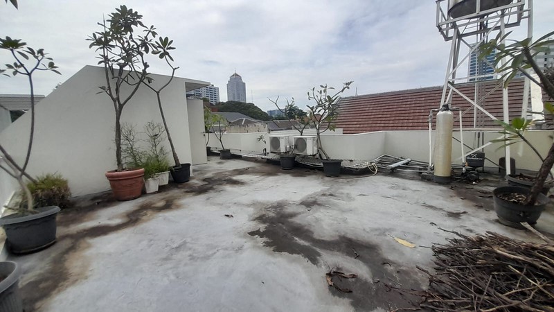 Sewa Rumah Mewah Dukuh Patra 400m² - Kolam Renang Pribadi, Dekat Kuningan, Ideal untuk Ekspatriat & Diplomat