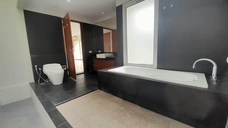 Sewa Rumah Mewah Dukuh Patra 400m² - Kolam Renang Pribadi, Dekat Kuningan, Ideal untuk Ekspatriat & Diplomat
