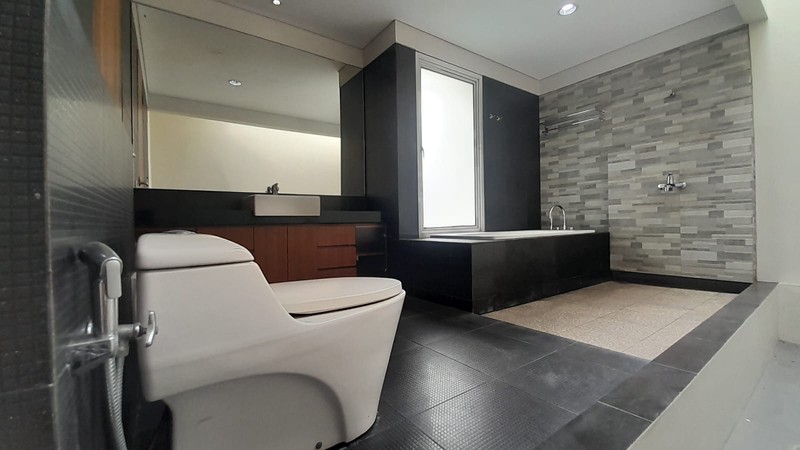 Sewa Rumah Mewah Dukuh Patra 400m² - Kolam Renang Pribadi, Dekat Kuningan, Ideal untuk Ekspatriat & Diplomat