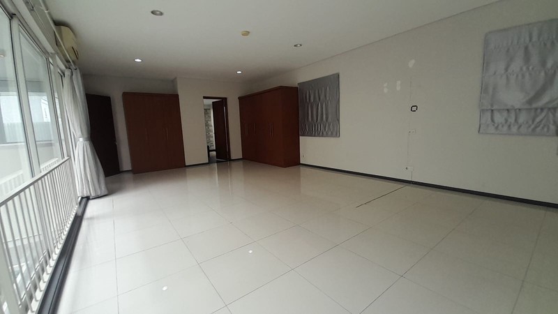 Sewa Rumah Mewah Dukuh Patra 400m² - Kolam Renang Pribadi, Dekat Kuningan, Ideal untuk Ekspatriat & Diplomat