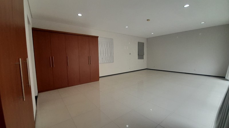 Sewa Rumah Mewah Dukuh Patra 400m² - Kolam Renang Pribadi, Dekat Kuningan, Ideal untuk Ekspatriat & Diplomat