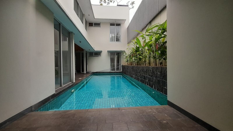 Sewa Rumah Mewah Dukuh Patra 400m² - Kolam Renang Pribadi, Dekat Kuningan, Ideal untuk Ekspatriat & Diplomat