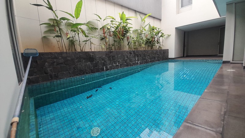 Sewa Rumah Mewah Dukuh Patra 400m² - Kolam Renang Pribadi, Dekat Kuningan, Ideal untuk Ekspatriat & Diplomat