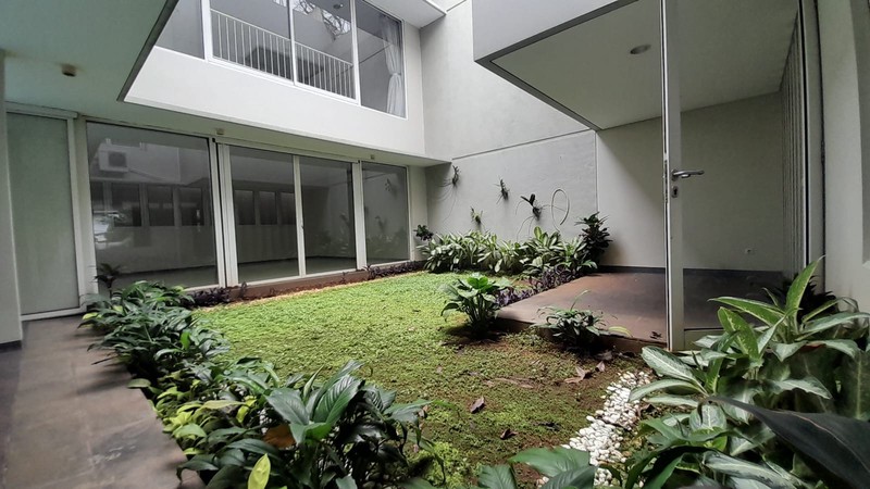 Sewa Rumah Mewah Dukuh Patra 400m² - Kolam Renang Pribadi, Dekat Kuningan, Ideal untuk Ekspatriat & Diplomat