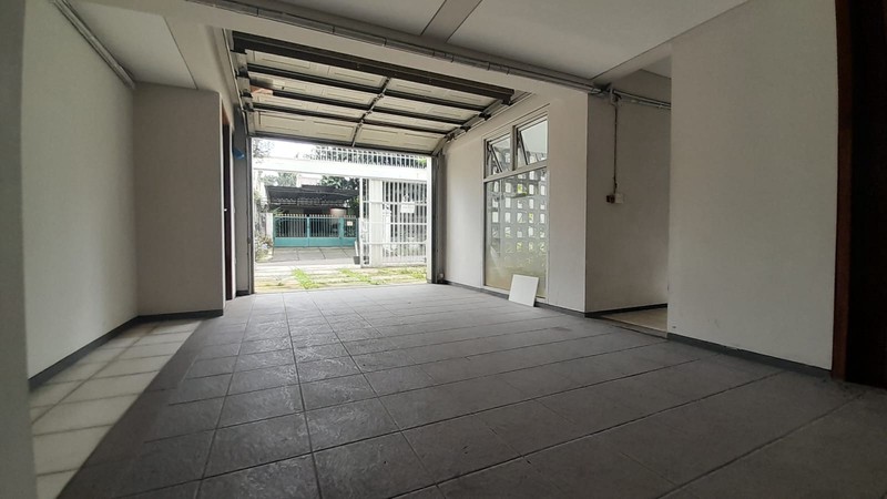 Sewa Rumah Mewah Dukuh Patra 400m² - Kolam Renang Pribadi, Dekat Kuningan, Ideal untuk Ekspatriat & Diplomat