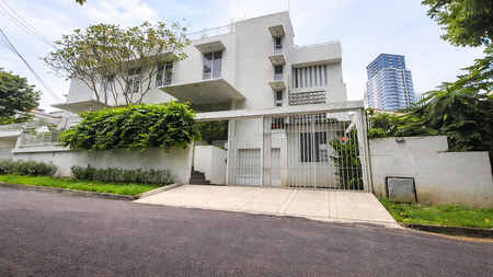 Sewa Rumah Mewah Dukuh Patra 400m² - Kolam Renang Pribadi, Dekat Kuningan, Ideal untuk Ekspatriat & Diplomat