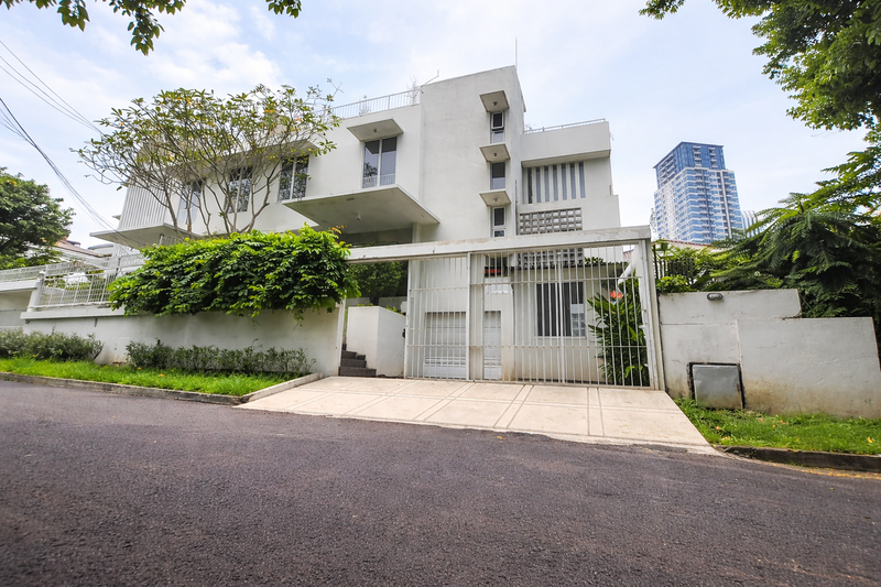 Sewa Rumah Mewah Dukuh Patra 400m² - Kolam Renang Pribadi, Dekat Kuningan, Ideal untuk Ekspatriat & Diplomat