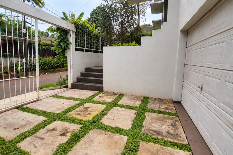 Sewa Rumah Mewah Dukuh Patra 400m² - Kolam Renang Pribadi, Dekat Kuningan, Ideal untuk Ekspatriat & Diplomat