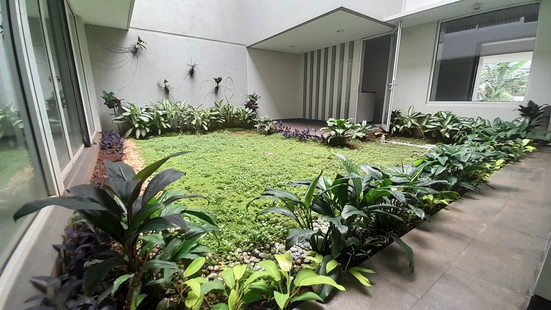 Sewa Rumah Mewah Dukuh Patra 400m² - Kolam Renang Pribadi, Dekat Kuningan, Ideal untuk Ekspatriat & Diplomat