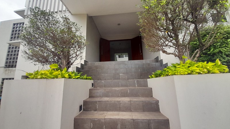 Sewa Rumah Mewah Dukuh Patra 400m² - Kolam Renang Pribadi, Dekat Kuningan, Ideal untuk Ekspatriat & Diplomat