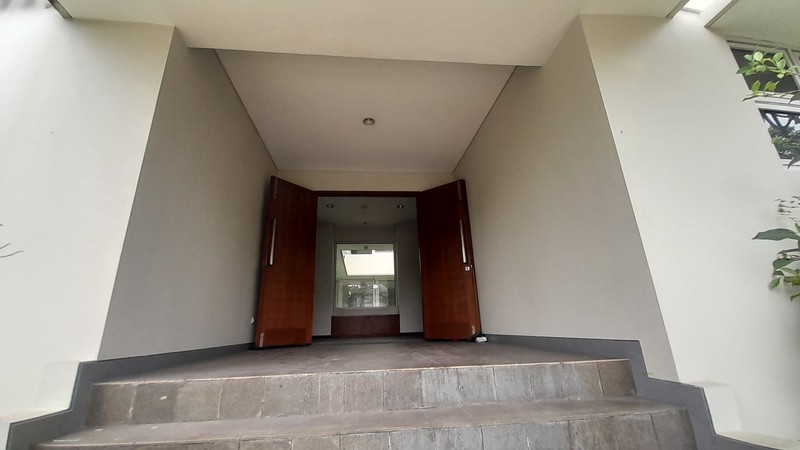 Sewa Rumah Mewah Dukuh Patra 400m² - Kolam Renang Pribadi, Dekat Kuningan, Ideal untuk Ekspatriat & Diplomat