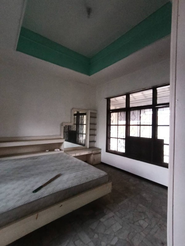 Disewakan Rumah Luas Bagus Siap Huni di Tenggilis Timur