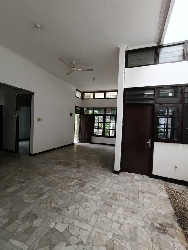 Disewakan Rumah Luas Bagus Siap Huni di Tenggilis Timur