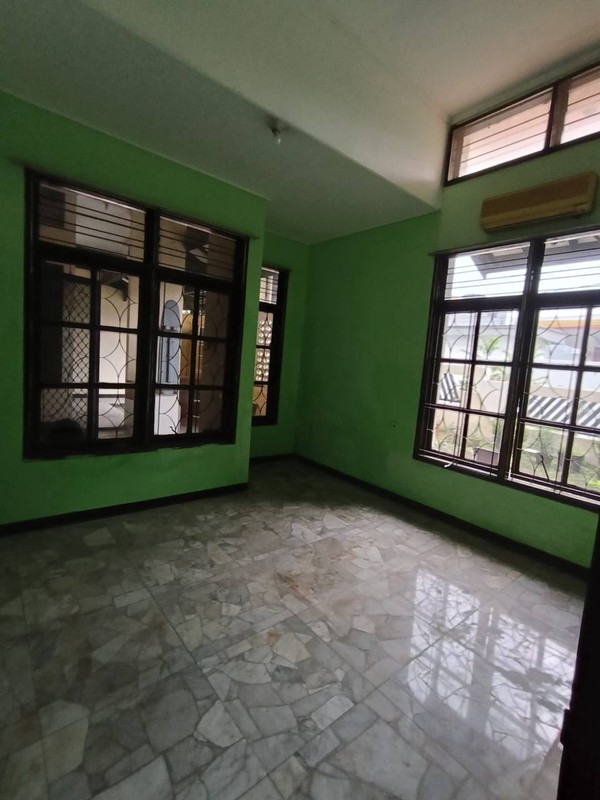 Disewakan Rumah Luas Bagus Siap Huni di Tenggilis Timur