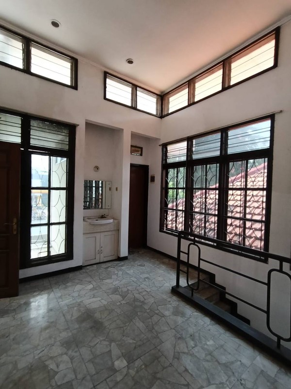 Disewakan Rumah Luas Bagus Siap Huni di Tenggilis Timur