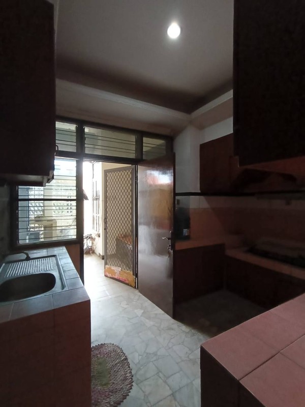 Disewakan Rumah Luas Bagus Siap Huni di Tenggilis Timur