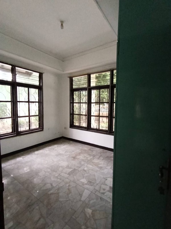 Disewakan Rumah Luas Bagus Siap Huni di Tenggilis Timur