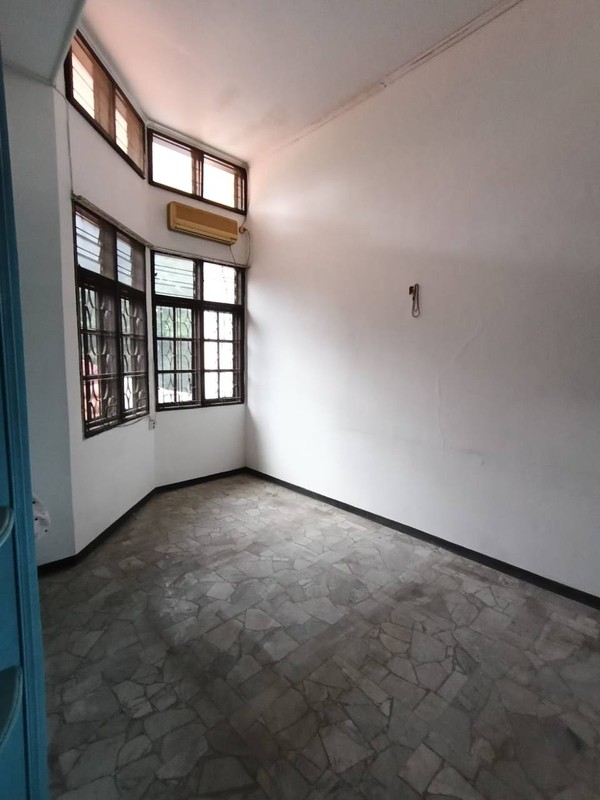 Disewakan Rumah Luas Bagus Siap Huni di Tenggilis Timur