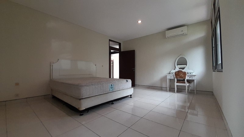 Rumah 2 Lantai + Kolam Renang di Menteng Dalam Tebet Jaksel