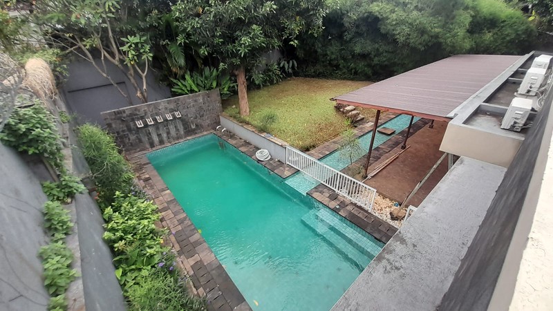 Rumah 2 Lantai + Kolam Renang di Menteng Dalam Tebet Jaksel
