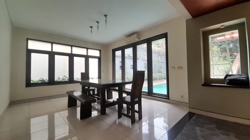 Rumah 2 Lantai + Kolam Renang di Menteng Dalam Tebet Jaksel