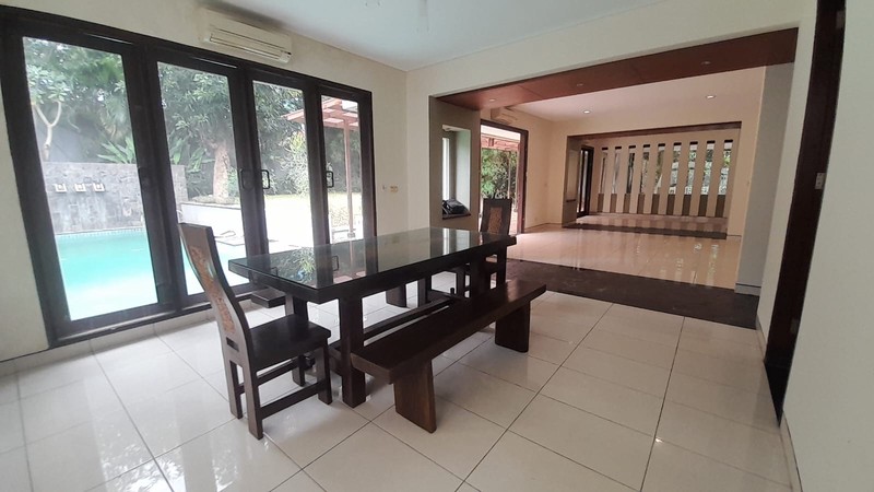 Rumah 2 Lantai + Kolam Renang di Menteng Dalam Tebet Jaksel