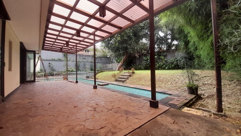 Rumah 2 Lantai + Kolam Renang di Menteng Dalam Tebet Jaksel