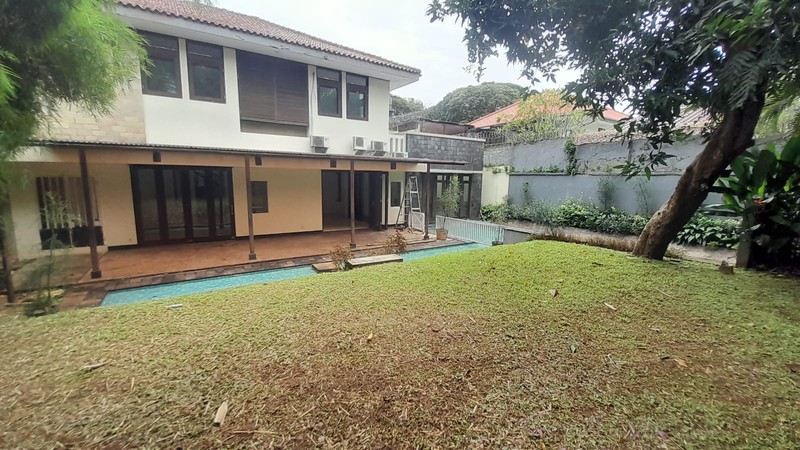 Rumah 2 Lantai + Kolam Renang di Menteng Dalam Tebet Jaksel
