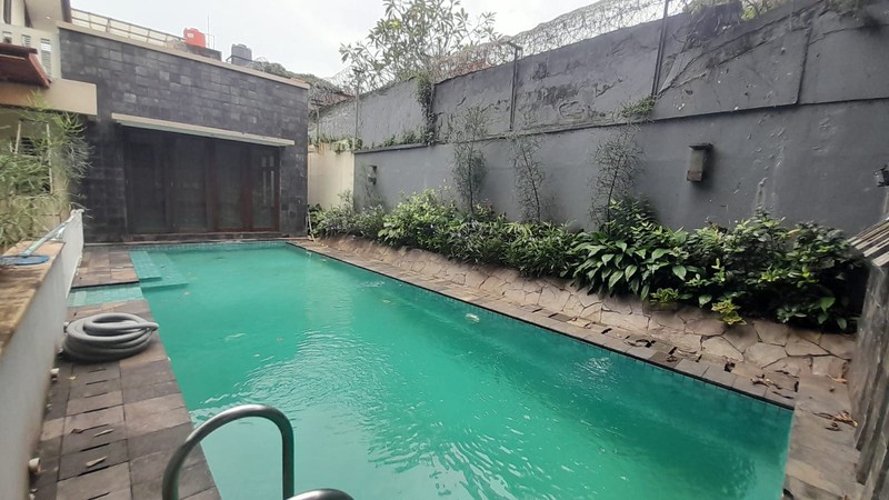 Rumah 2 Lantai + Kolam Renang di Menteng Dalam Tebet Jaksel
