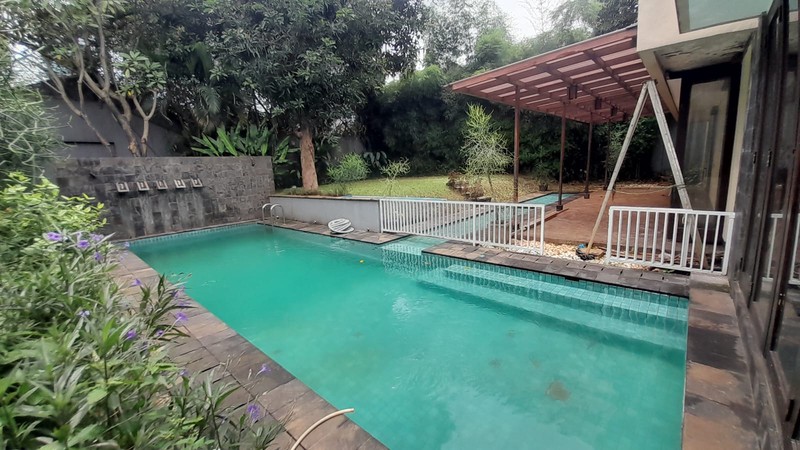 Rumah 2 Lantai + Kolam Renang di Menteng Dalam Tebet Jaksel