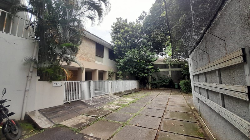 Rumah 2 Lantai + Kolam Renang di Menteng Dalam Tebet Jaksel