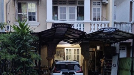 Dijual Rumah Tingkat di Legenda Wisata Cibubur