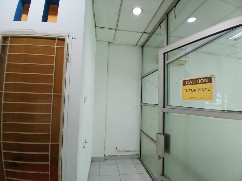 disewa ruko strategis hadap jalan raya siap huni di ruko toll boulevard bsd city