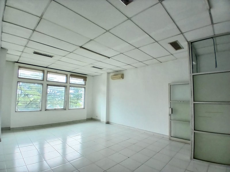 disewa ruko strategis hadap jalan raya siap huni di ruko toll boulevard bsd city