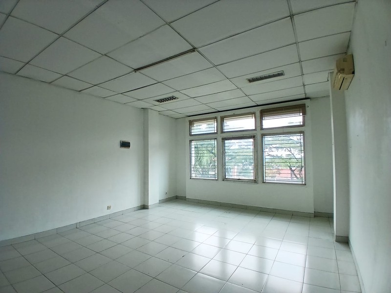 disewa ruko strategis hadap jalan raya siap huni di ruko toll boulevard bsd city