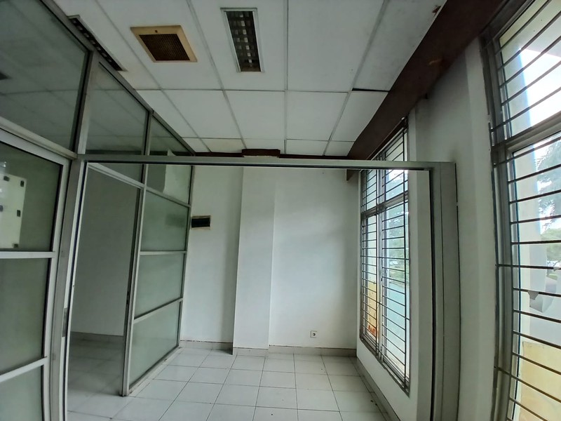 disewa ruko strategis hadap jalan raya siap huni di ruko toll boulevard bsd city