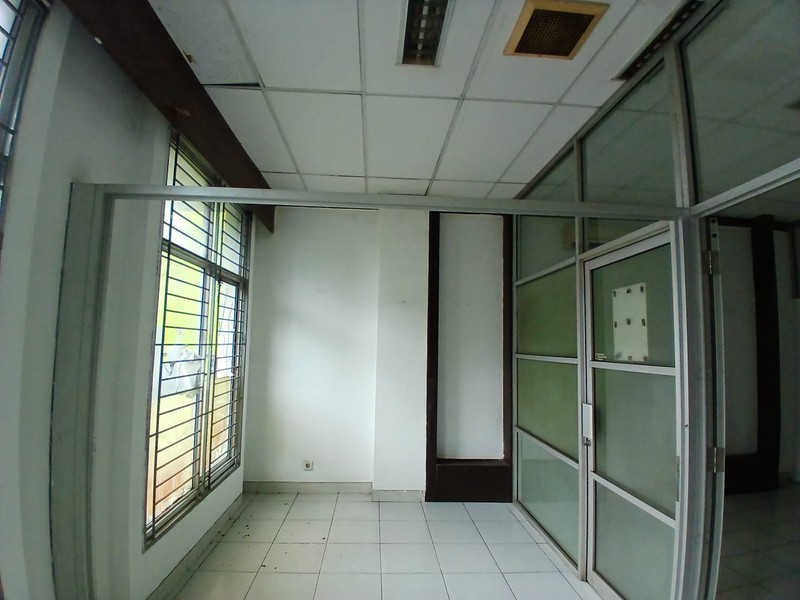 disewa ruko strategis hadap jalan raya siap huni di ruko toll boulevard bsd city