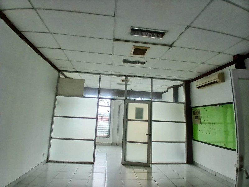 disewa ruko strategis hadap jalan raya siap huni di ruko toll boulevard bsd city