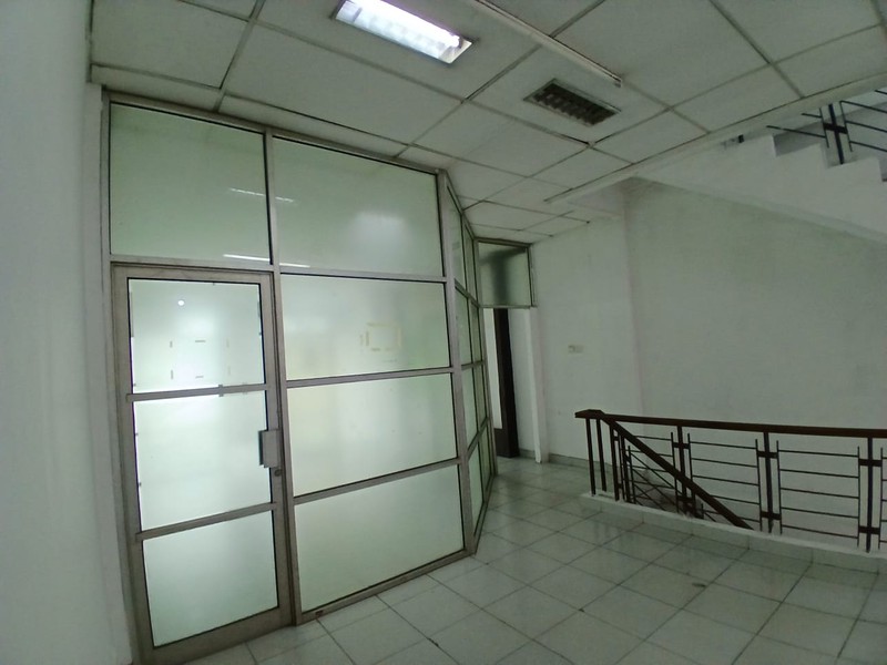 disewa ruko strategis hadap jalan raya siap huni di ruko toll boulevard bsd city