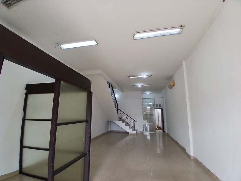 disewa ruko strategis hadap jalan raya siap huni di ruko toll boulevard bsd city