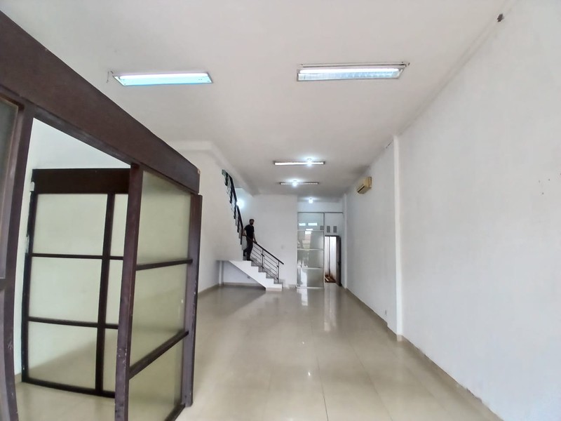 disewa ruko strategis hadap jalan raya siap huni di ruko toll boulevard bsd city