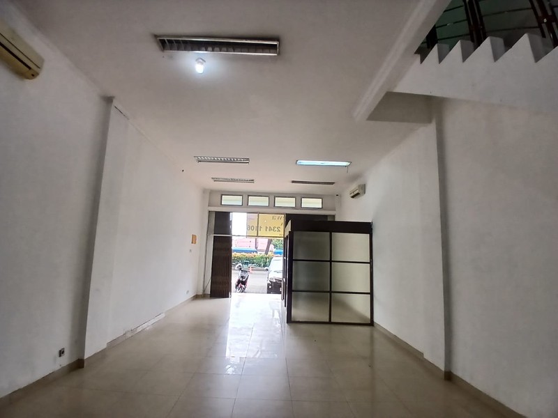 disewa ruko strategis hadap jalan raya siap huni di ruko toll boulevard bsd city